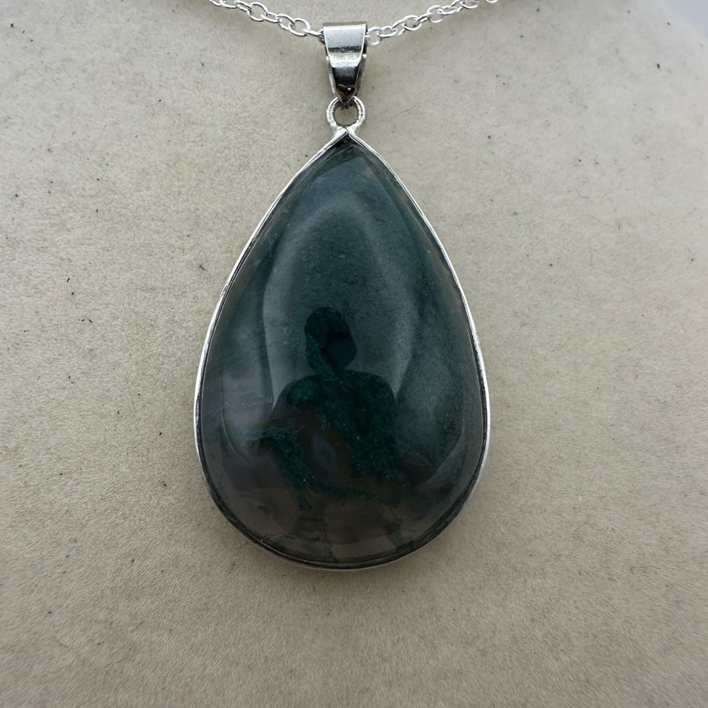 Moss Agate Teardrop Pendant Necklace on Silver Plated Box Chain - Picture 3 of 9